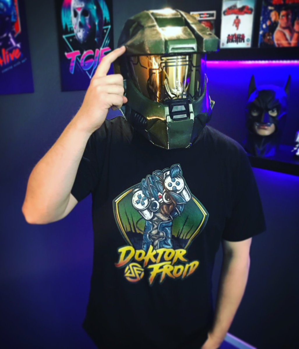 derOlliKanal's tweet photo. Schon ganz bald gibt's auf #DoktorFroid so einige Neuigkeiten für euch! Seid gespannt, bald schon heißt es: Mehr Gemeinsam. Mehr Spaß. Mehr Community. #froidfans
Achja und das ist Werbung (in eigener Sache), weil ich unseren Merch trage! https://t.co/sTfEkuQjMf