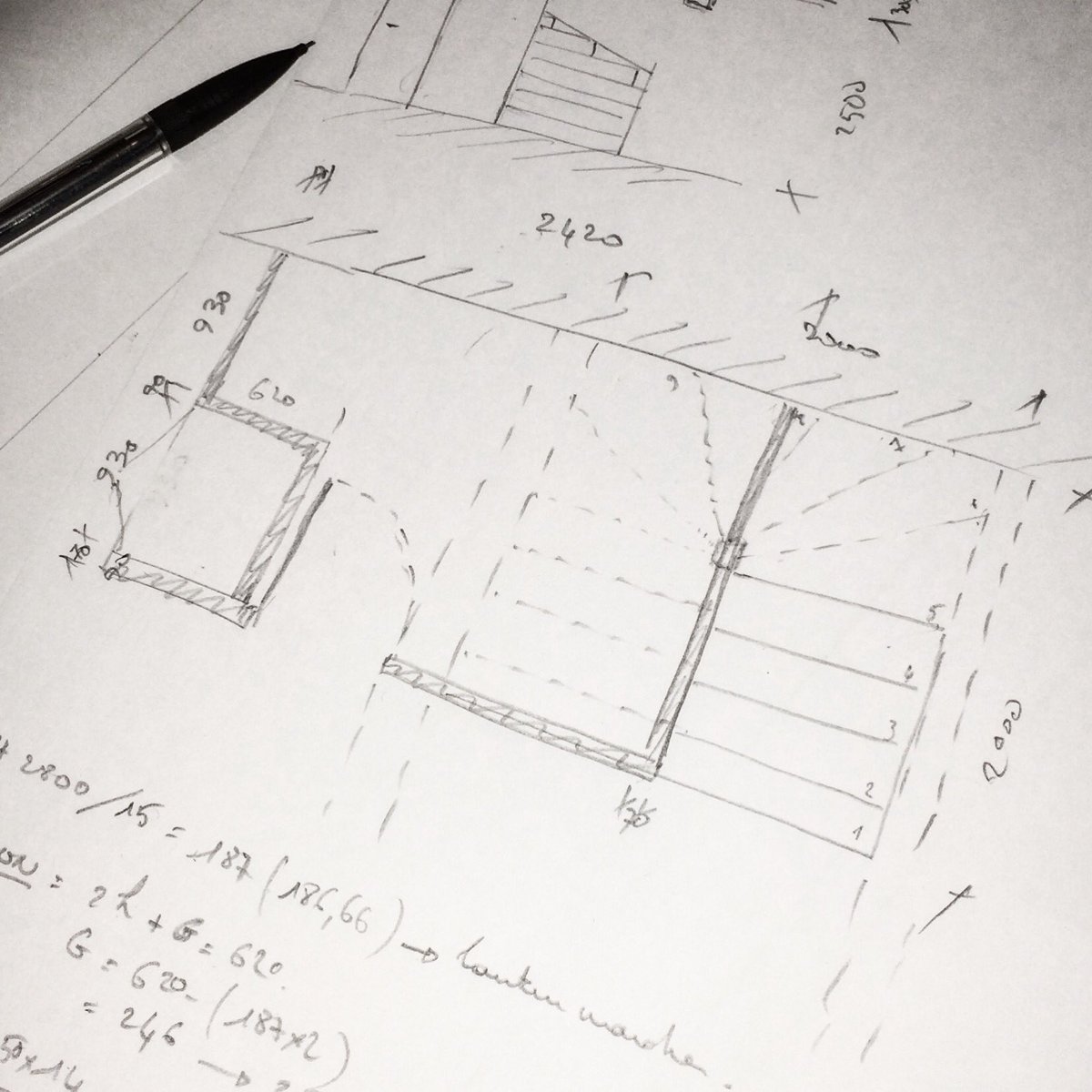 #Escaliers 📐

C’est parti pour un nouveau projet : un escalier deux quarts tournants !

Étape 1 : calculer le nombre de marches avec des hauteurs confortables 🤓

#bois #wood #atelier #workshop #artisan #handmade #esquisse #design #escalier #stairs #paysbasque