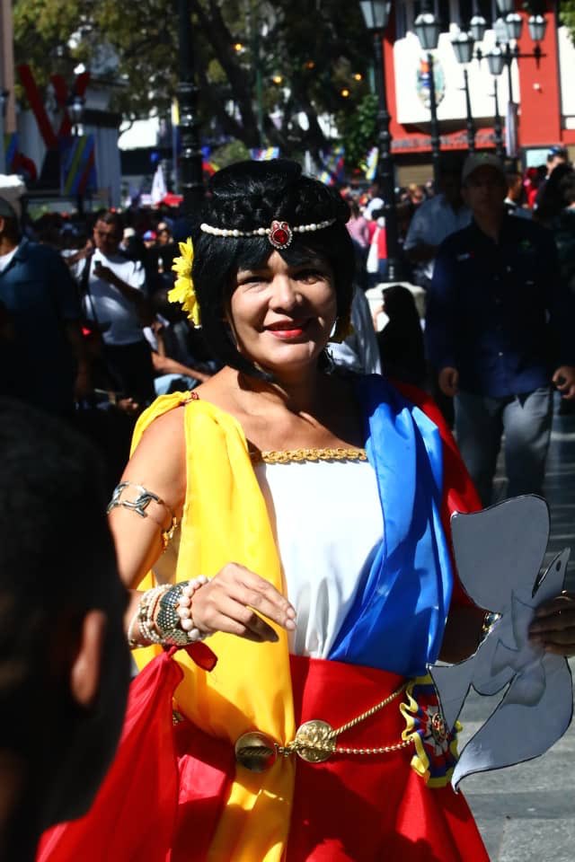 VillegasPoljak's tweet photo. Pueblo en las calles del centro de #Caracas acompañando al Presidente Constitucional de #Venezuela Nicolás Maduro Moros a consignar su Memoria y Cuenta ante la Asamblea Nacional Constituyente #MaduroMemoriaYCuentaANC @NicolasMaduro https://t.co/JNfjsAkILY