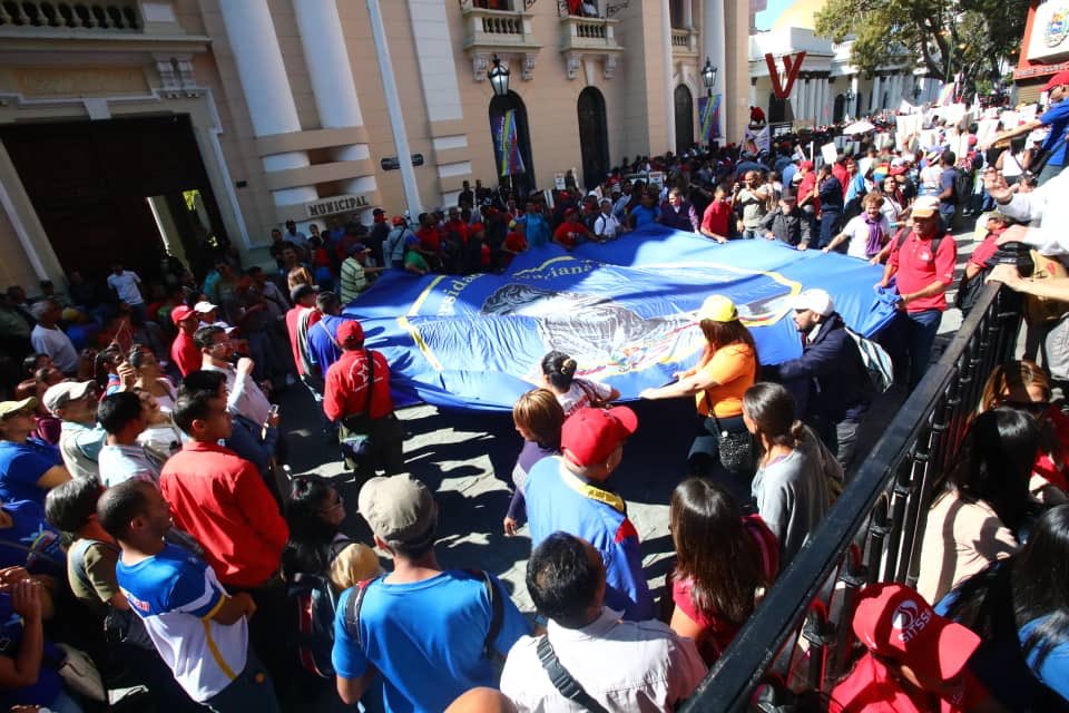 VillegasPoljak's tweet photo. Pueblo en las calles del centro de #Caracas acompañando al Presidente Constitucional de #Venezuela Nicolás Maduro Moros a consignar su Memoria y Cuenta ante la Asamblea Nacional Constituyente #MaduroMemoriaYCuentaANC @NicolasMaduro https://t.co/JNfjsAkILY