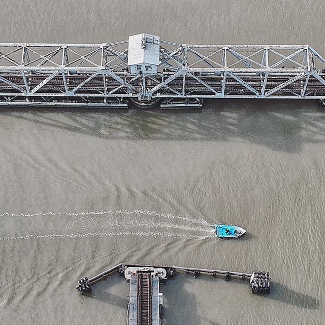 A lone blue boat makes its way up the #Petalumariver 
#sundaydrive #solitude #nature #splashofcolor #rivertraffic #birdseyeview bit.ly/2CjBALd