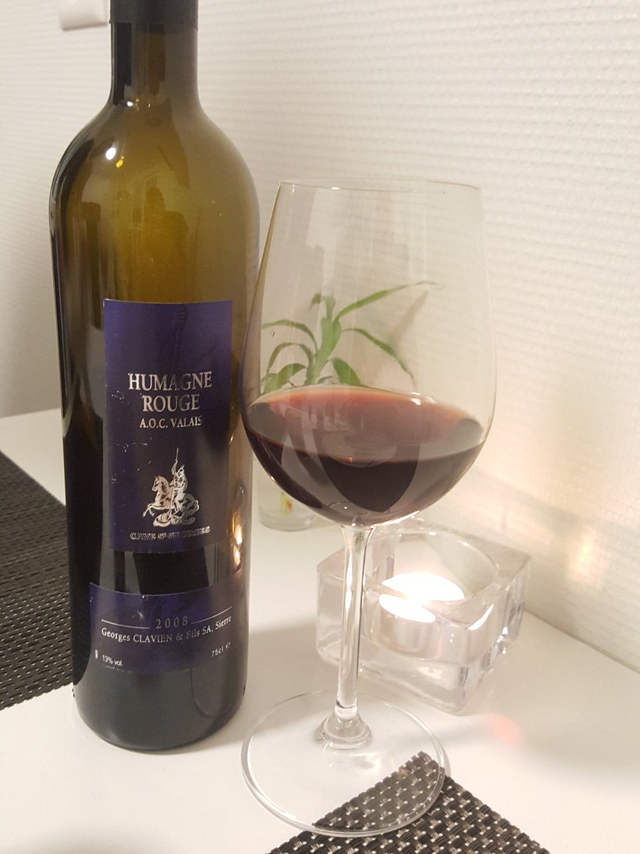 LisaKussun's tweet photo. 地下で寝かせていた2008年もの #ワイン 🍷を開けたら、結晶のようなものが❄️
心配になって調べたら、酒石酸がワインに含まれるカリウムと結合し 結晶化したもので酒石酸カリウム(酒石)というものらしいです。別名 #ワインのダイヤモンド 🥂
美味しくいただきました🎶
#Humagne #vin #rouge #valais https://t.co/f8zAhCcgnX