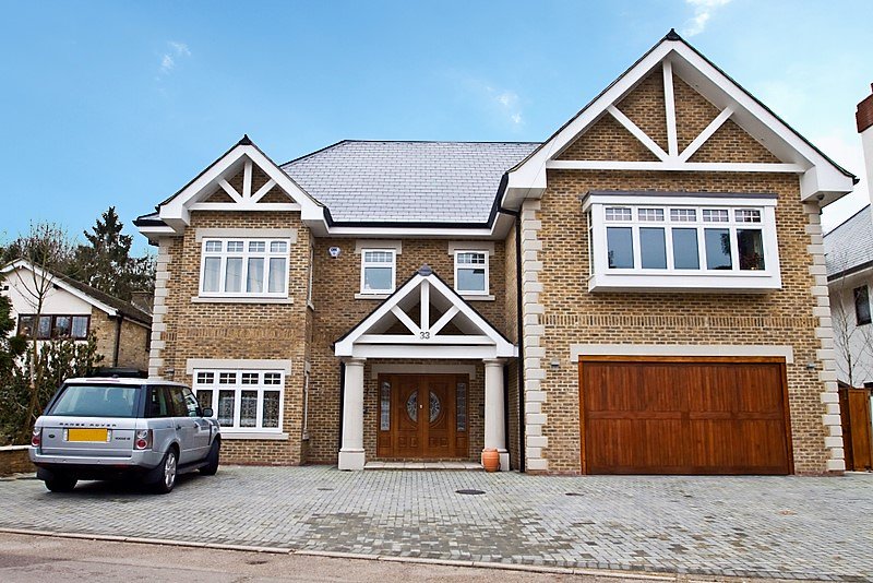 Statonsllp's tweet image. Finished to the highest specification including a built in music system, controlled lighting is this stunning, well-proportioned #DetachedHouse of approximately 6257 sq ft. #7Bedrooms  #PrivateRoad #PremierLocation #Elstree #100ftSouthWestFacingGarden bit.ly/2STjEOx