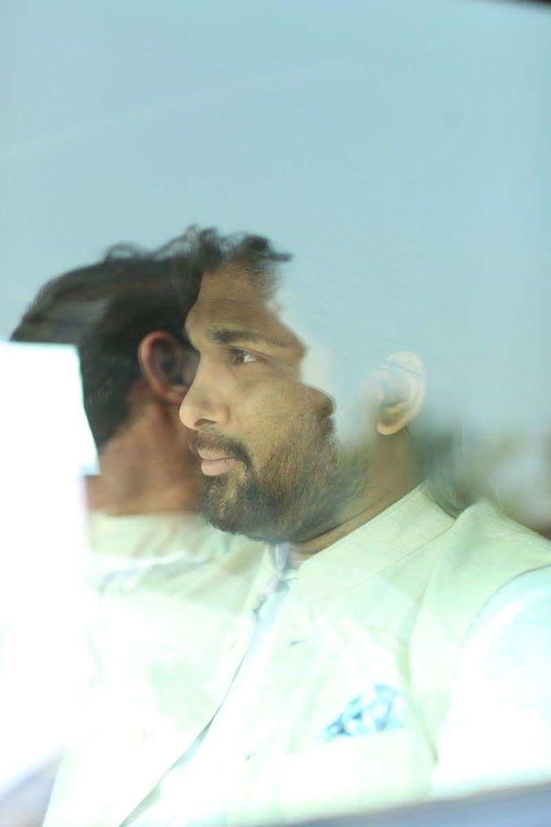 StylishStarAA7's tweet photo. • Candıd clıck 😍 
#AlluArjun #AlluArjunAtPalakollu https://t.co/jgH77w7YXQ