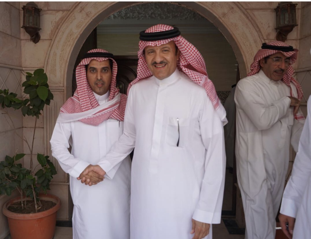 أكرم رئيس هيئة الفضاء صاحب السمو الملكي الأمير سلطان بن سلمان الزميل الإعلامي الغالي فالح الذبياني بزيارة خاصة بمنزله في مكة.
الأمير كان كعادته متواضعا لطيفا ومتحدثا لا تمل السماع لأحاديثه سيما وهو الخبير بمناطق المملكة ومدنها وأهلها.
في حضرة هذا الأمير الجميل يملأ المكان جمالا.