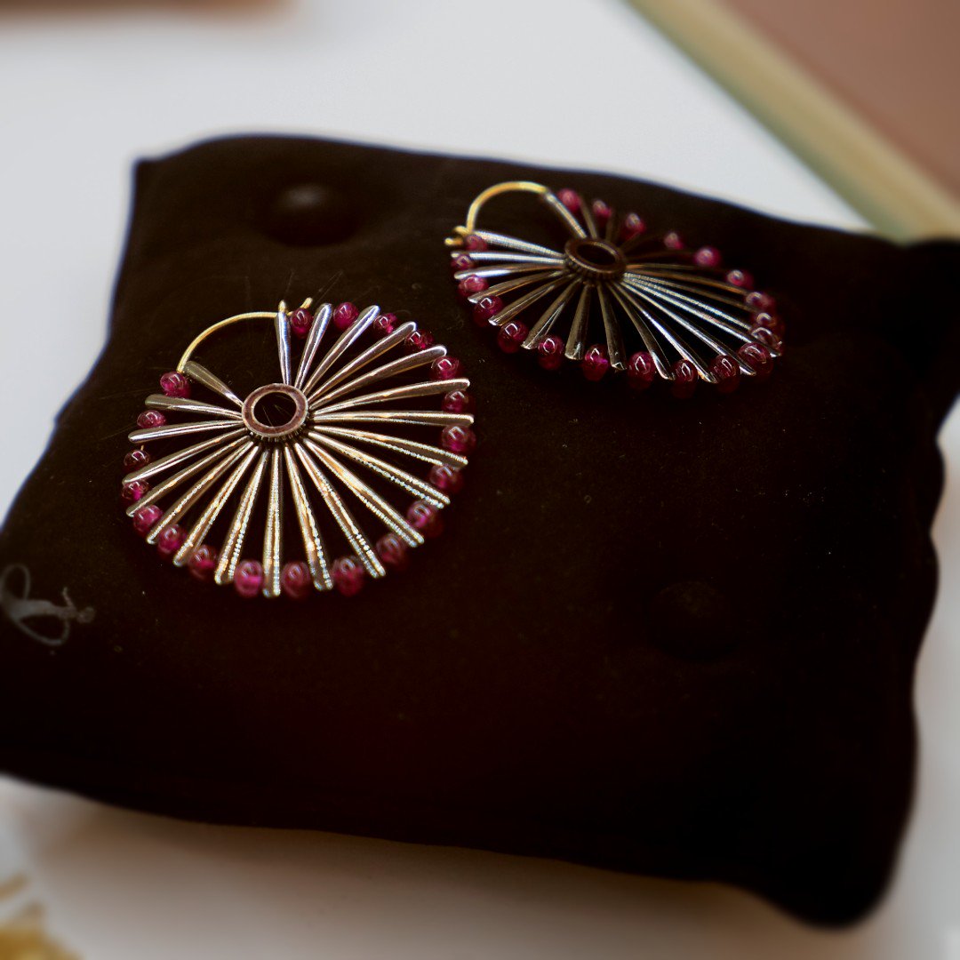 DJoyaJewels's tweet photo. Palm Leaf #Earrings, from the #Gaudi by #DJoya collection
Inspired by the palm leaf motif recurrent in Gaudi's #masterpieces across #Barcelona, these #unique #ruby earrings were created with a wonderfully flexible structure that echoes the gentle swaying movement of palm leaves. https://t.co/TNf8jzOYCN
