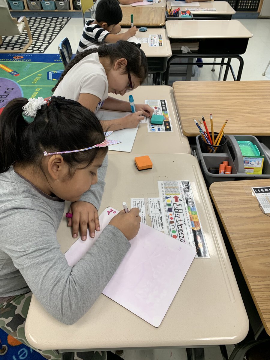 MrsVRubio's tweet photo. Writing one thing that learn about Introducing Yourself to Others. #ASD4All @ArmyTrailASD4 #socialskills #elementary #duallanguage #introducingyourself https://t.co/SEjhwdFE8h