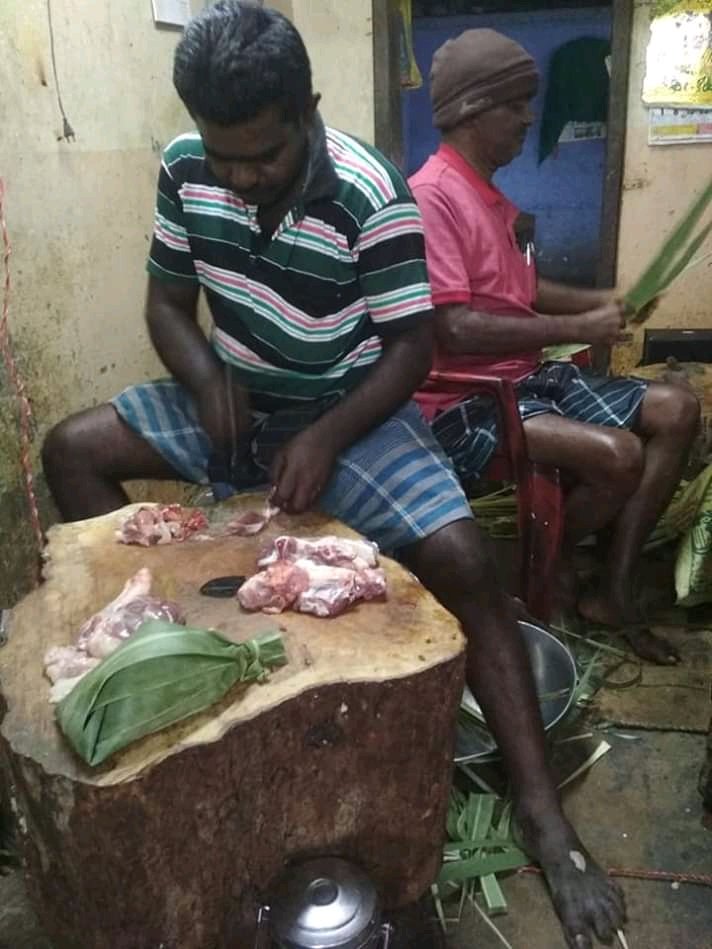 erasaravanan's tweet photo. மறுபடியும் வாழை இலையில் பூ மடிக்கிறார்கள். தூக்கு வாளியில் டீ வாங்குகிறார்கள். பனை மட்டையில் கறி கட்டுகிறார்கள். மந்தாரை, வாழை, பூவரசு, தேக்கு இல���களில் உணவு பரிமாறுகிறார்கள். பாலித்தீன் தடை தைத் திருநாளை இன்னும் பேரழகாக மாற்றி இருக்கிறது. பொங்கல் நல் வாழ்த்துகள் நெஞ்சங்களே... https://t.co/9kY6fAoJea