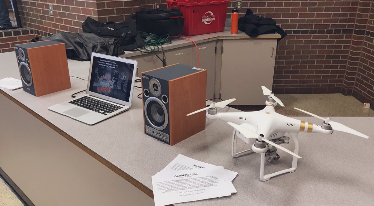 phil_nagy's tweet photo. Visiting @Hilliard_Darby today at lunch to share about #AcademyVibe and ALL the great @HCSD_ILC programs! JOIN US! #ILCRocks #HUBRocks https://t.co/L0aCfNxwwA