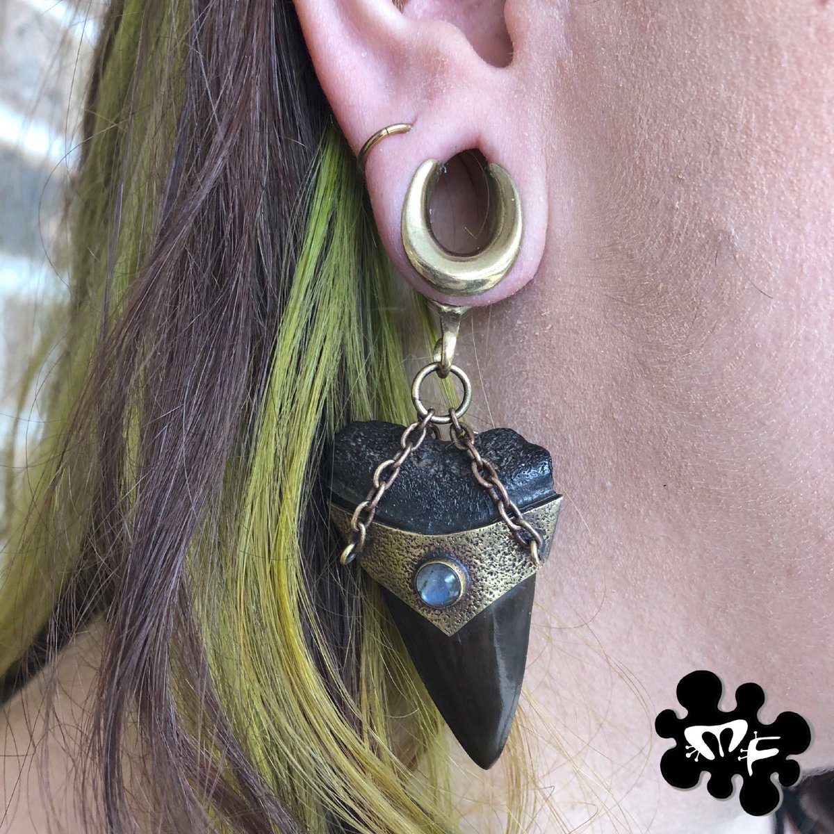 alien_snot's tweet photo. Megalodan hangers are an actual piece of history 😱 these gorgeous pieces are a cutthroat adventure to claim and superior to own. This pair has Labradorite and worn on Saddle Spreaders by one of my friends that has some of the best @diabloorganics collections 😍😍 https://t.co/eqLHXkFUTE
