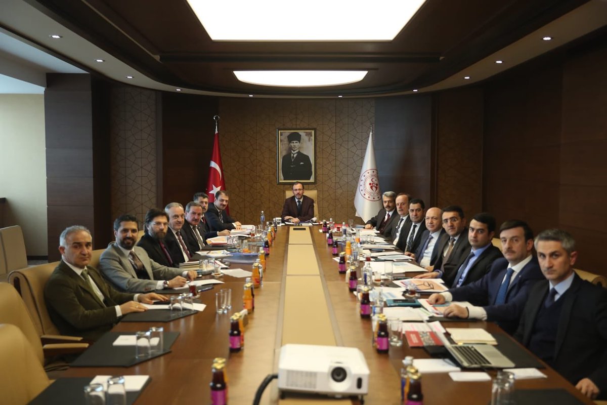 Çalışma arkadaşlarımızla birlikte, devam eden ve hayata geçireceğimiz projelerimizi değerlendirdik. 

Gençlerimize sunduğumuz hizmet çıtasını daha yukarılara taşımak, Türk sporunu hakettiği yere getirmek için var gücüyle çalışan bütün bakanlık kadrolarına teşekkür ediyorum.