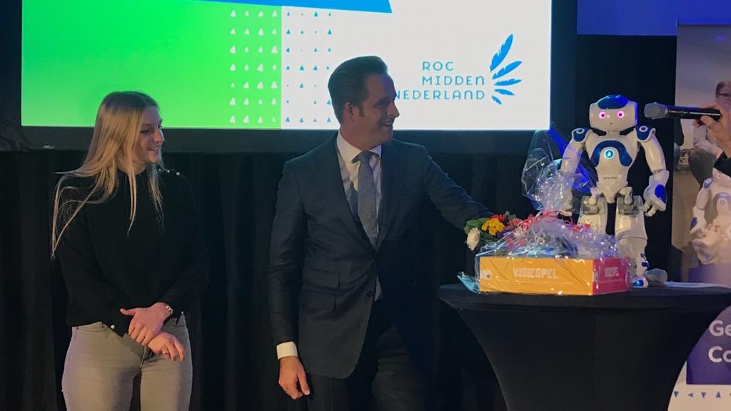 SlimmetMedia's tweet photo. #trots!! Minister @hugodejonge biedt samen met student Vivianne ons Visiespel aan tgv de opening van de Future Care Labs van @ROC_MN https://t.co/qI5gq34D9h