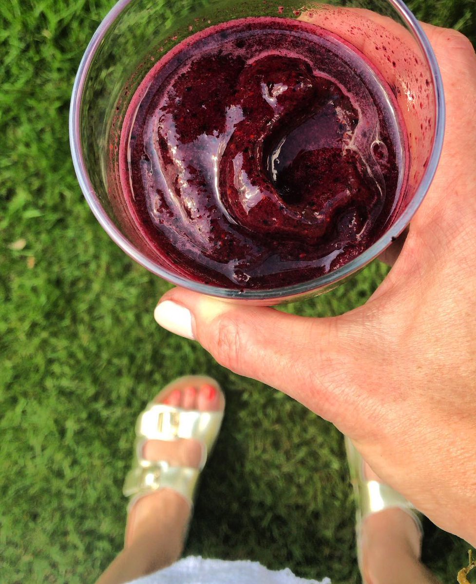 Try this blueberry, pomegranate &amp; matcha green tea slushy! It's epic! #nutrition #healthyeating #healthyfood #recipe clikhe.re/uqqjn
