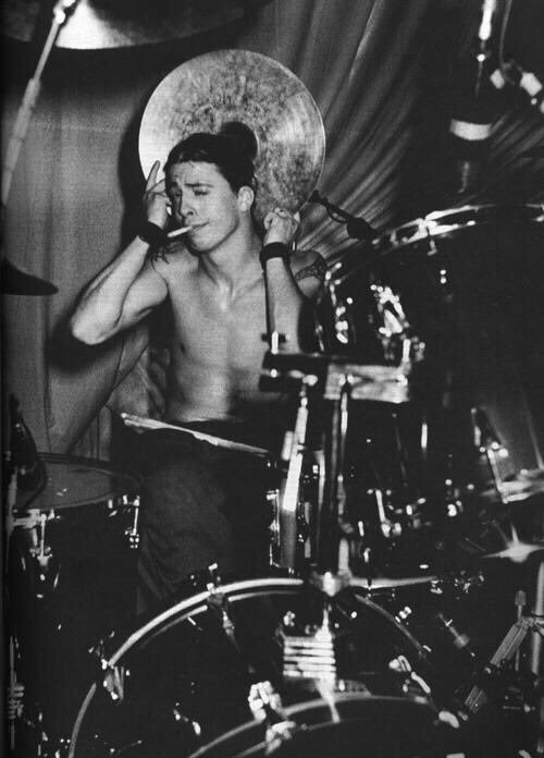Happy 50th birthday to this guy: Dave Grohl in 1990 