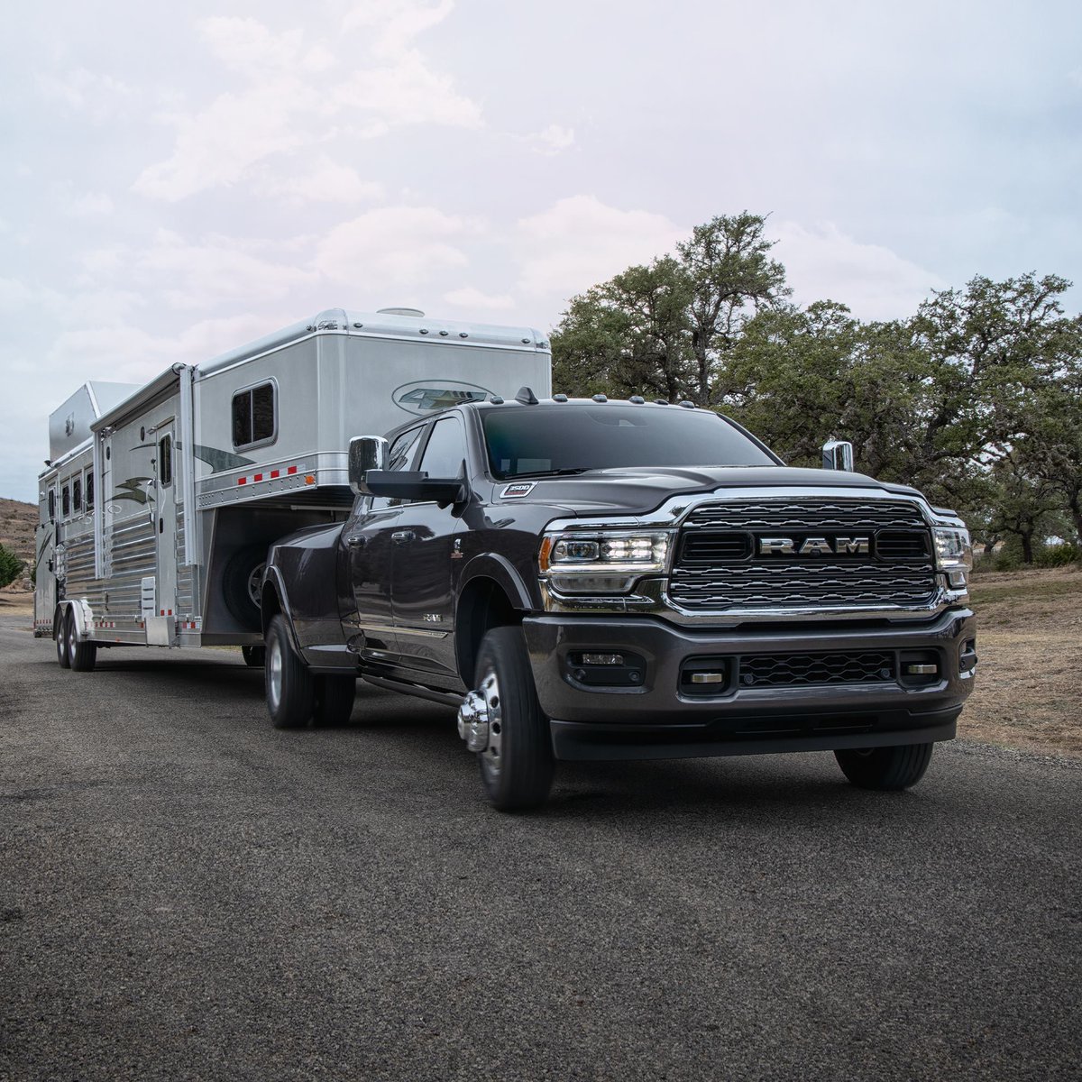 StellantisFleet's tweet image. You’ve never seen Heavy Duty like this.

The 2019 Ram 2500 &amp;amp; 3500 bring unprecedented style, technology and luxury to heavy duty trucks. #NAIAS2019 #RamHD