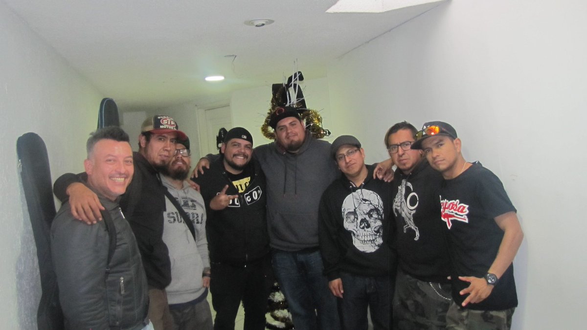 Rambookiss_'s tweet photo. Ya está en ensayos la banda #quenadanosdetenga https://t.co/oMgT500gmL