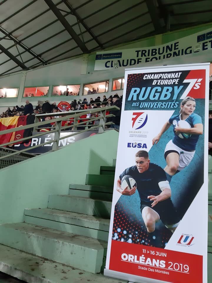 LigueCVLSport's tweet photo. Lancement de la campagne de comm du championnat d'Europe Univ de rugby seven à l'occasion de la belle victoire du RCO contre Bourges en présence de Christophe Pénavaire Prés du RCO. Merci et bravo aux étudiants présents sur l'événement pour promouvoir le RG7's de Juin 2019 😉 https://t.co/W6U0aLU8W7