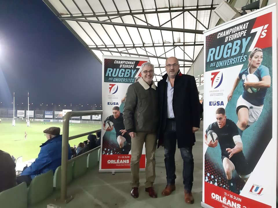 LigueCVLSport's tweet photo. Lancement de la campagne de comm du championnat d'Europe Univ de rugby seven à l'occasion de la belle victoire du RCO contre Bourges en présence de Christophe Pénavaire Prés du RCO. Merci et bravo aux étudiants présents sur l'événement pour promouvoir le RG7's de Juin 2019 😉 https://t.co/W6U0aLU8W7