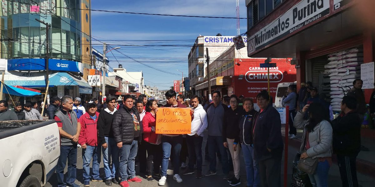 valkiriaonline's tweet photo. #Vecinos de la calle Josefa O. De Domínguez protestan por la instalación de #Mas puestos ambulantes  en este momento aún #no llega @marceladeteresa @CiudadDe1a para imponer el orden en San Martín #Texmelucan  #FomentoEconomico #SinCapacidad  para controlar el comercio. https://t.co/h2coMCuGjW