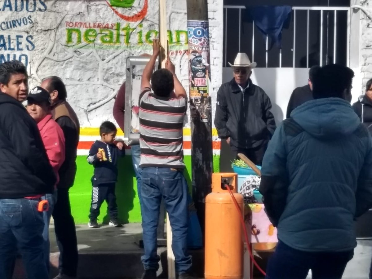 valkiriaonline's tweet photo. #Vecinos de la calle Josefa O. De Domínguez protestan por la instalación de #Mas puestos ambulantes  en este momento aún #no llega @marceladeteresa @CiudadDe1a para imponer el orden en San Martín #Texmelucan  #FomentoEconomico #SinCapacidad  para controlar el comercio. https://t.co/h2coMCuGjW