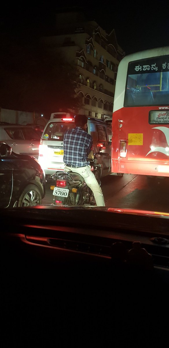 AddyDharma's tweet photo. Wouldn't you call him the REAL #KhatronKeKhiladi #NoHelment #talkingwhileriding barging his way in between a bus and a Jeep on a busy signal. #Stuntmen #radiomirchi #ProtectionLiyaKya #Punetraffic @RadioMirchi @MirchiPune #Pune #traffic https://t.co/sRVl08w0uv