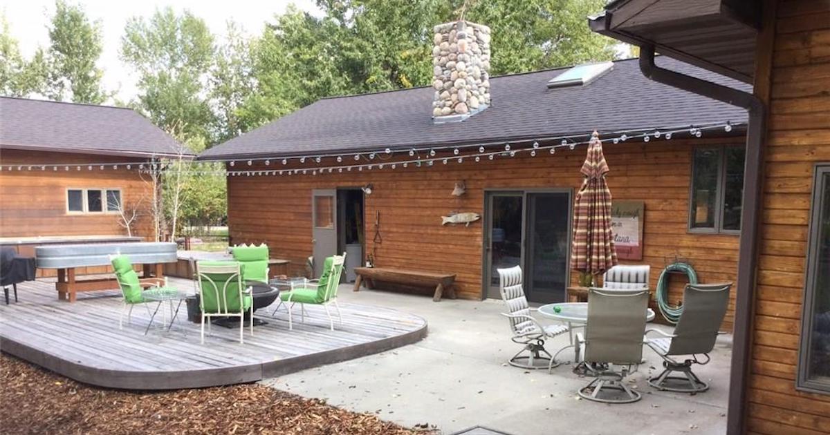 Looking for a riverfront #property that is set up for entertaining? Look no further! This #AbsarokeeMT house has two suites, plenty of storage space, and lots of updates. 

Check out the full listing here »» qoo.ly/uqsep