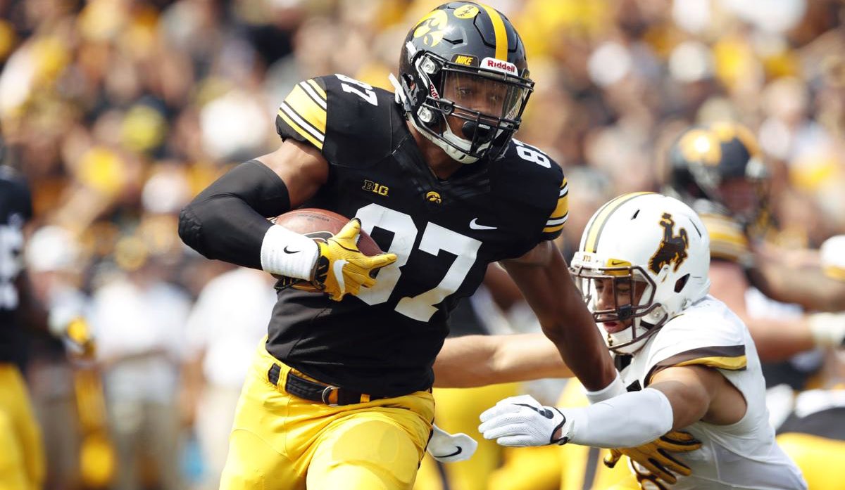 IKE_Packers's tweet photo. Potential Packers’ Draft Prospect👇🏼

Noah Fant - TE (Iowa)

— 6’ 5” / 220 lbs / 42.5 inch vertical 
— 2018 First-Team All-Big-Ten
— in 2017, led NCAA in YPC (16.5)
— mismatch nightmare for LB/S
— successful and willing blocker 

69 rec, 1,012 yards, 18 TD in 2017-18 https://t.co/huF5K9Cp6y