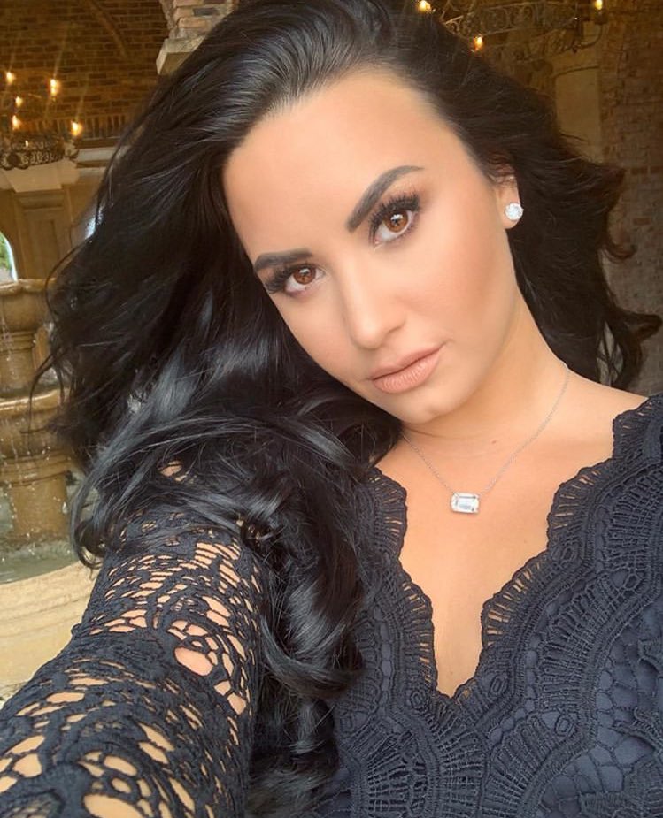 tdemicrew's tweet photo. I love u sis @ddlovato https://t.co/0UdY0FEHXq