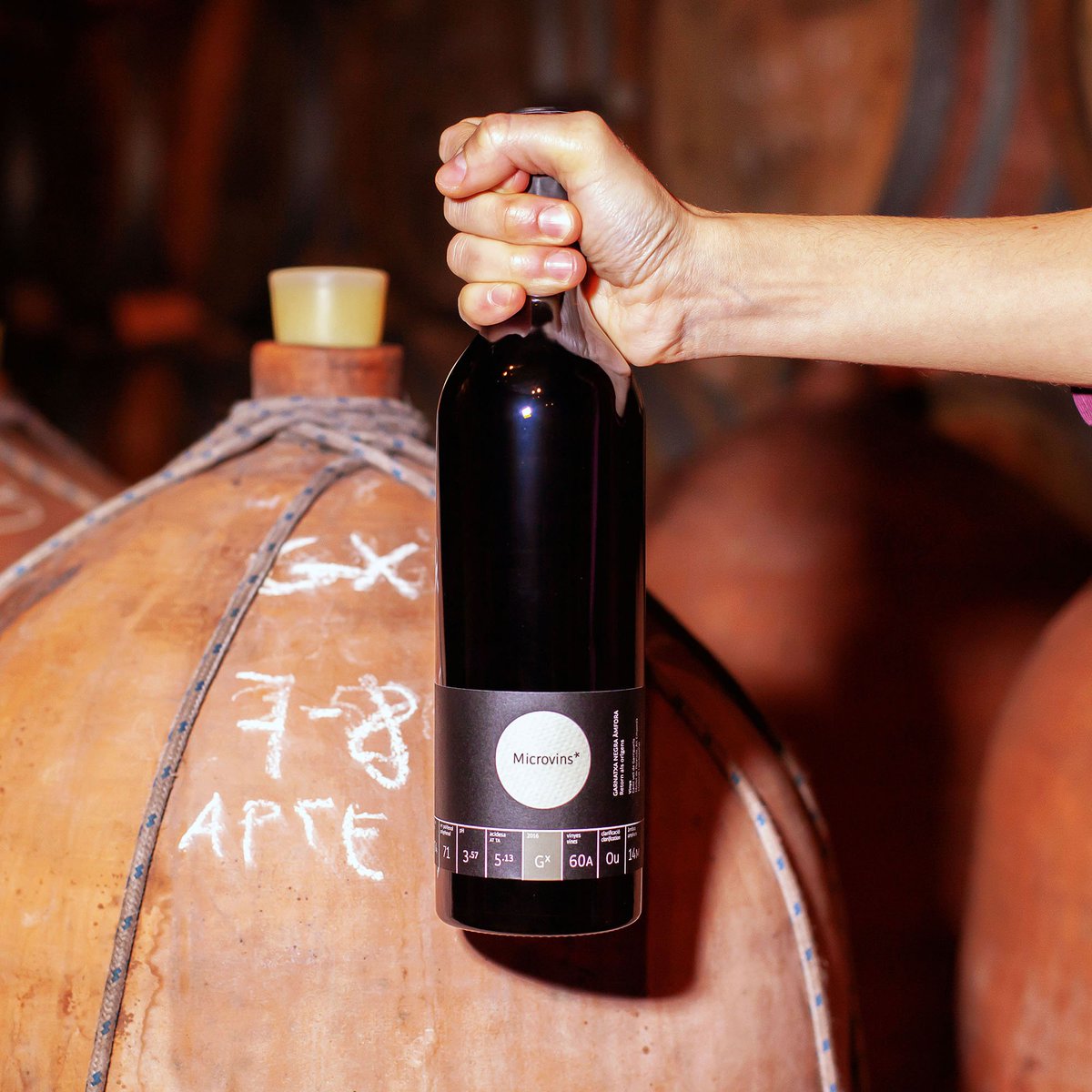 la_vinyeta's tweet photo. Grecs i romans feien servir #àmfores per elaborar el #vi a les nostres terres. Hem recuperat aquest procediment amb què s'obtenen #vins que destaquen per la mineralitat i frescor. És així com obtenim el #Microvins* #Garnatxa Negra Àmfora. Ja el podeu trobar a la vostra botiga! 😊 https://t.co/pQPltOdRgC