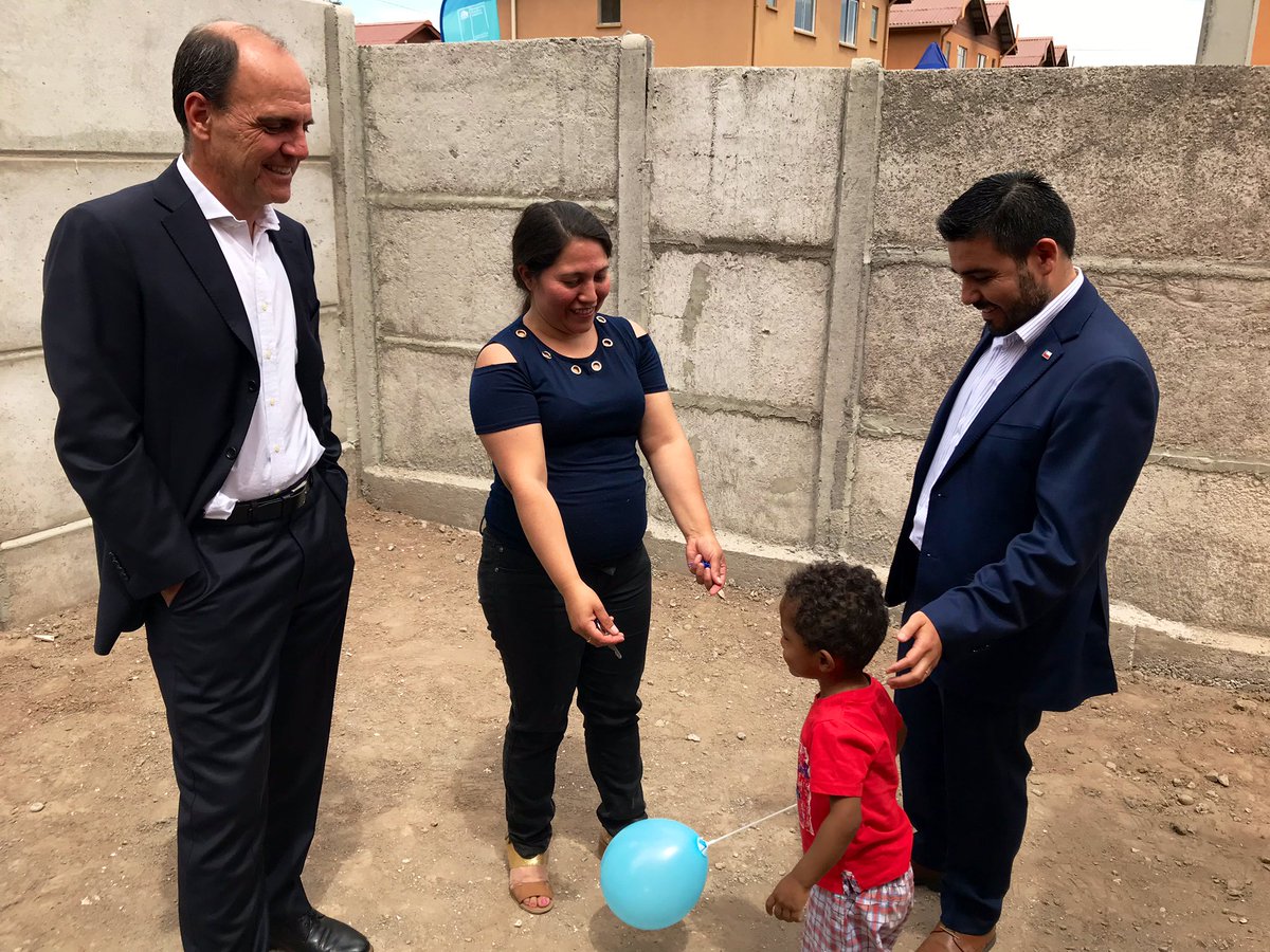 ServiuRM's tweet photo. El ministro @cmonckeberg junto al seremi @BorisGolppi, el director @cesarfaundezb, y la alcaldesa @Nora_Cuevas, entregaron sus viviendas definitivas a las 326 familias del conjunto Manuel Magallanes, en la comuna de San Bernardo 🏘🌳 #RMdeTodos #ConstruimosCiudad https://t.co/PJbIx9CXa8