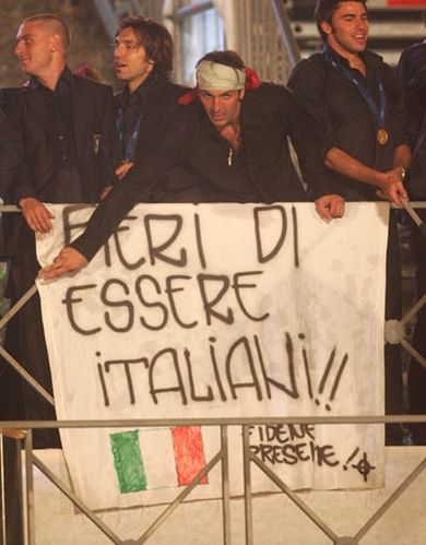 Mondiali 2006, #Buffon ex #Juventus , Roma, circo massimo. Colui che secondo giornalisti e pagliacci vari è un esempio per i giovani attacca uno striscione ...E poi ci stupiamo dei cori antisemiti e razzisti negli stadi #internapoli #napoli #AntiFascista #LazioNovara