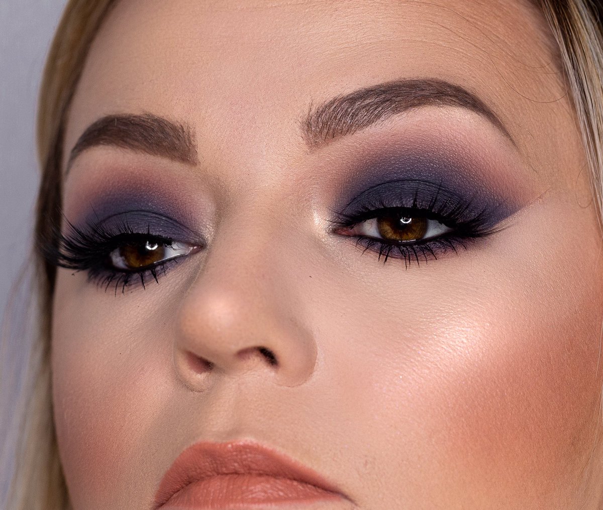 Smoky eye using the @MorpheBrushes 35K Palette - my absolute fav cool-toned palette!!
@BECCA_COSMETICS X @khloekardashian Collection for the highlight 👌🏻✨
