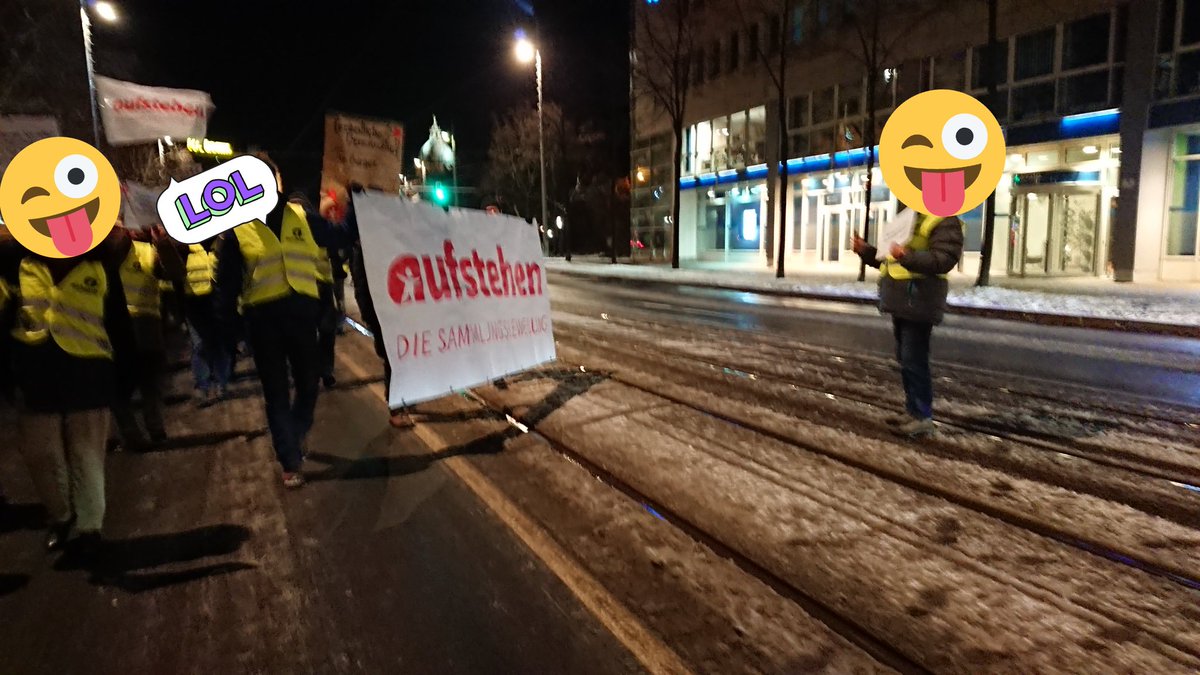 averagepony's tweet photo. Maximal authentisch, wie die "Sammlungsbewegung" "Aufstehen" mit nicht mal 30 Personen versucht, eine Demo mit mehr als 3000 Teilnehmenden zu vereinnahmen #aufruf2019 #Leipzig #le1401 https://t.co/Qn98R3RumC