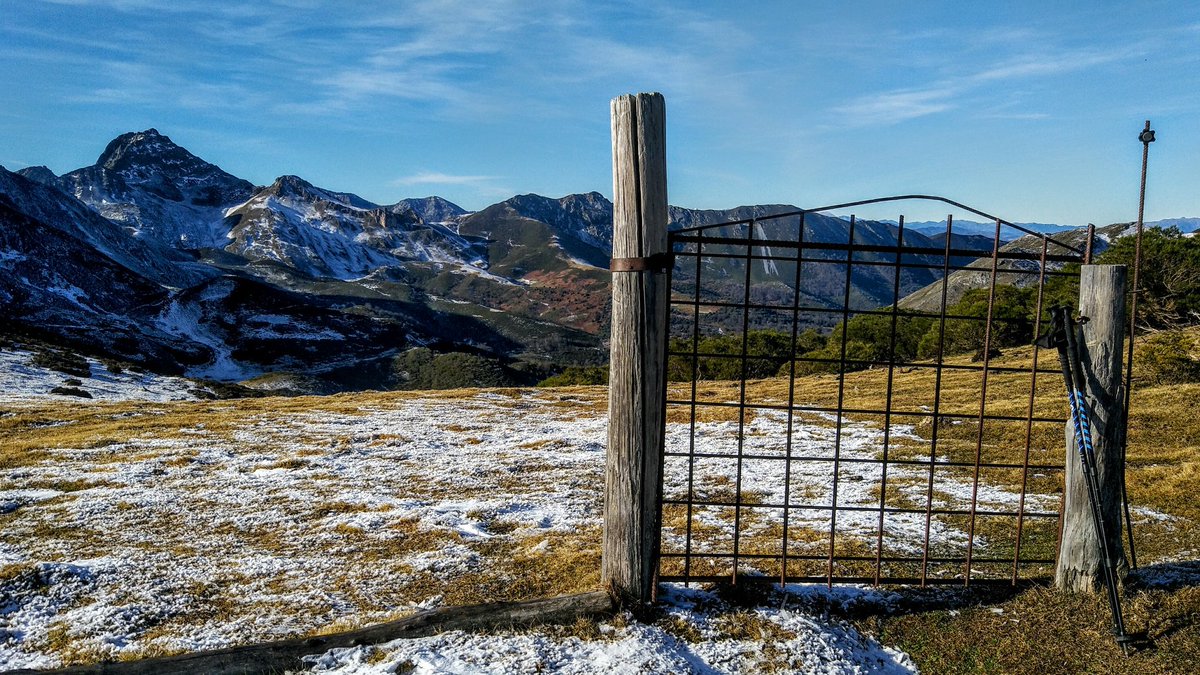 ParqueNatuRedes's tweet photo. Esta portiella "da paso" a los puertos de Contorgán, presididos por la negra pirámide del Picu Torres, con sus 2104 msnm el techo del #ParqueNaturalDeRedes https://t.co/wOSspZeGj3
