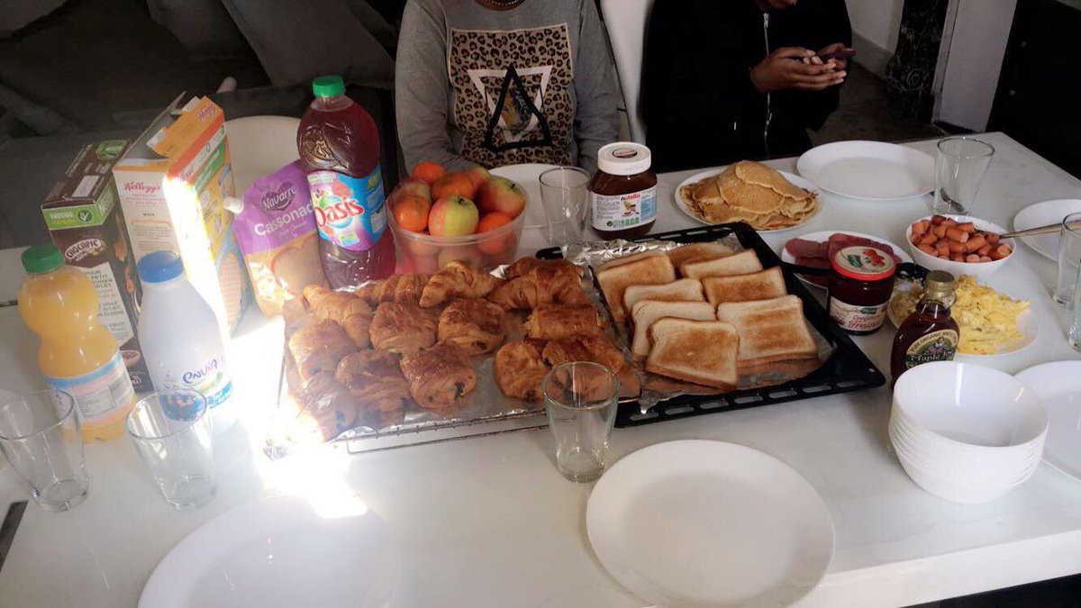 Perle_Raare's tweet photo. Vous voulez faire des remarques sur la tête des gens mais quand vous ne savez pas abstenez vous ça m’évitera de vous faire fermer vos bouches ! Je vous snaperai le brunch avec mes copines 🥰  en attendant je vous laisse avec celui là #Mtp2017 https://t.co/owsTh8Zllj