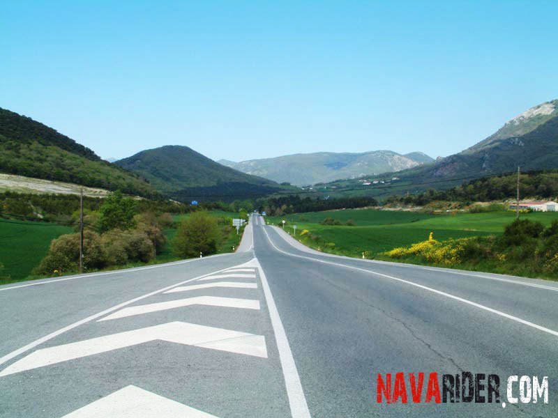 NavaRider's tweet photo. 🏍 Ruta El Bacalao (185 km) | Disfruta por paisajes de montaña las curvas del puerto de Lizarrusti hasta más allá del Parque Natural de Aralar y la Sierra de Urbasa.
🌐 https://t.co/a3huqt3tg9
❇️ Proyecto de @TurismoNavarra @hostnavarra @GerardMotorutas
#Navarra #NavaRider https://t.co/TJJOWL5tQ7