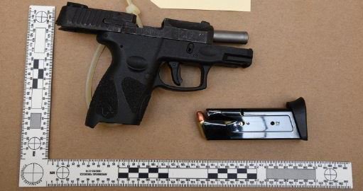TPSherlockhenry's tweet image. Over the weekend, 2 handguns &amp;amp; 22 rounds 9mm ammunition recovered by officers who responded to a shooting on Victoria Park Ave. More great teamwork by @TPS33Div @TPS41Div #ETF &amp;amp; community members who called police. #StopGunViolence #CrimePrevention