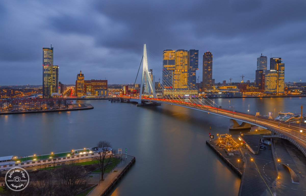 Ariscaa's tweet photo. Van het weekend heb ik dan eindelijk de kans gekregen om te fotograferen vanaf het panoramadak van het Inntel Hotel in Rotterdam 🤩. Wat een prachtig uitzicht over de stad!! 😁
#inntelhotelRotterdam #youllbesurprised #Rotterdam #erasmusbrug https://t.co/Xe6GIe3yRj