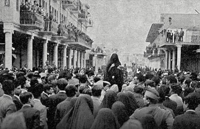 1Hassan313's tweet photo. #إمرأة بغدادية تخطب بالمتظاهرين في شارع الرشيد في الثلاثينات من القرن الماضي https://t.co/UkbyVVYR9J