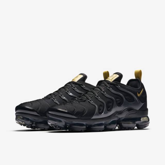 nike vapormax plus black and gold