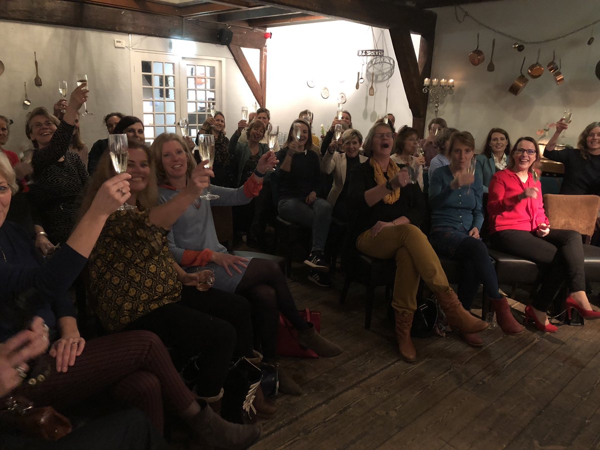 monikaknott's tweet photo. Ook bij @entrefemmes proosten we op het nieuwe jaar. Veel belle vrouwen bij rest. Belle in Oud Zuilen. #netwerk #030 #ondernemen https://t.co/3KRLVRk1JC