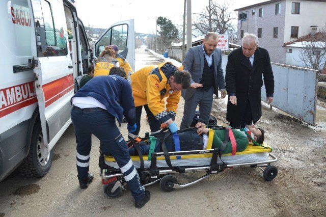 Motosikletle Otomobil Çarpıştı: 2 Yaralı tokatmedya.net/2019/01/14/mot…