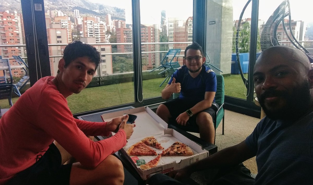 ingporto's tweet photo. Compartiendo con amigos en un ambiente de productividad y desarrollo. #WeWork #Medellin https://t.co/fKcvNfIWLs