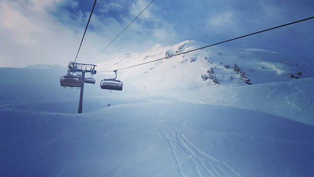 What a way to get back on #skis again after a 2-year #baby break : fresh snow &amp; sunshine in @stmartindebelleville @les3vallees_officiel  #skiing #skiingisfun #powderday #onassignment #getoutside #lovemountains #snow @intersportfr bit.ly/2RslZn0