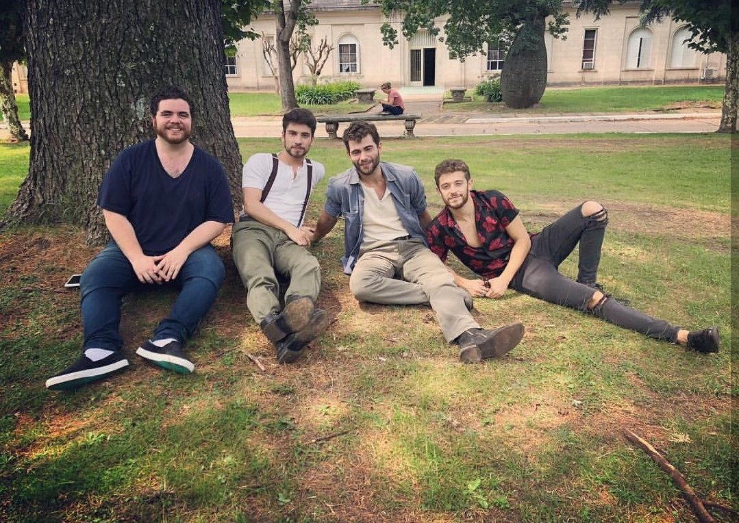 DiegoPiruli's tweet photo. Diego con sus nuevos compañeros de "Argentina, tierra, amor y venganza “ Ruggero, Albert y Gastón https://t.co/MqxTEh2dwP