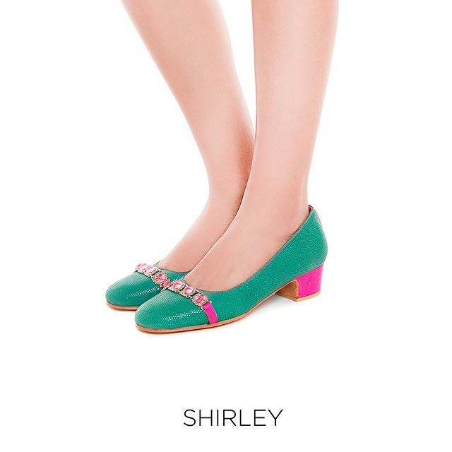 Luzprincipe's tweet image. · S H I R L E Y · 
Balerinas de cuero grabado, y mate. Con apliques de piedra. Forro cuero vacuno. Taco 4cm. Base suela.
·
ENVÍOS GRATUITOS a todo el país comprando a través de nuestra tienda online!
·
Y si estás en Buenos Aires y querés visitar el #LPSt… bit.ly/2ssO26M