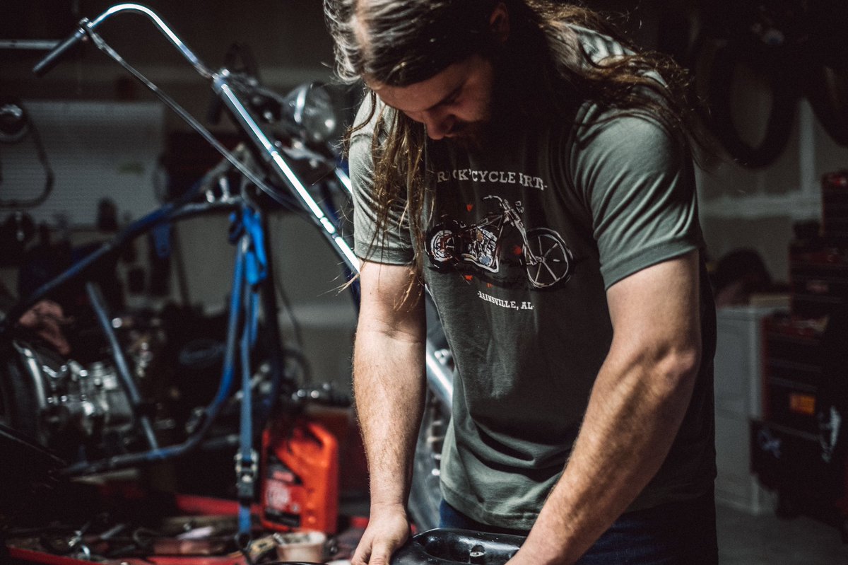 We have a new shop to share with you all: Hailing out of Rainsville, AL with over 40 years experience “Ricks Cycle Parts” they do it all, and they do it well.  Also featuring killer art work from Lee Bullock, start the year fresh! #chopper #mcshopts #choppershit #HarleyDavidson