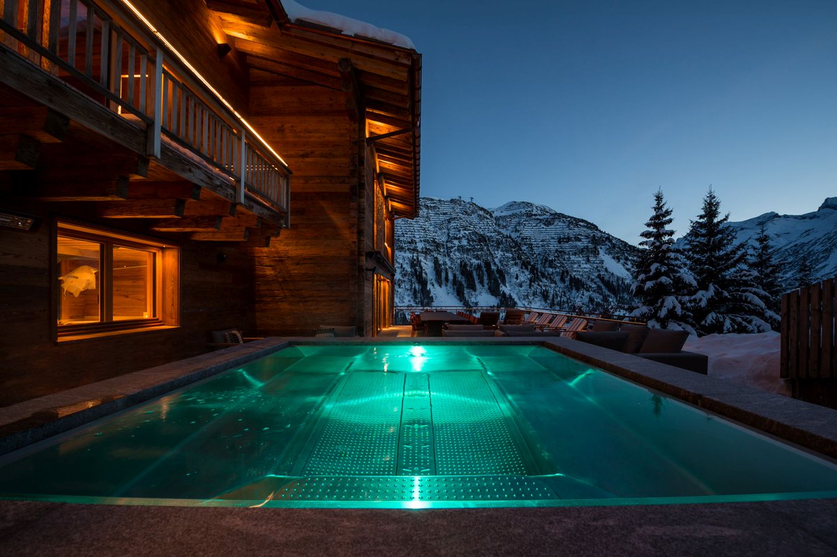 Take in the stunning views of Lech from Chalet Arula's hot tub! bit.ly/2THFjsZ 

#Lech #HotTub #OutdoorHotTub #Spa #Relax #MountainViews #SnowyMountains #Snowy #SkiResort #SkiChalet #LuxurySkiChalet #SkiHoliday #Skiing #LuxuryLifestyle #BeautifulView #LuxurySkiHoliday