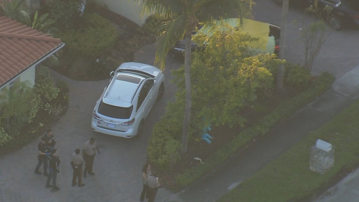 #BREAKING Person shot in car in driveway of N.E. Miami-Dade home bit.ly/2DbXul5?utm_so… https://t.co/YIl2q33mRY