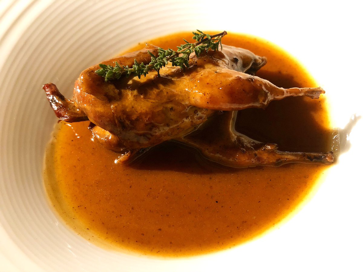 Dabizdiverxo's tweet photo. Codorniz de Tierra de Campos estofada, para comer con las manos, chupar, succionar, lamer, rebañar, pringar y ahogarse en la untuosa salsa rebosante de umami!!!!! Porno gastronómico verdadero.
Restaurante Lera @luis_lera 
Mi Cumpleaños con @CristiPedroche https://t.co/V9LXnna5d3